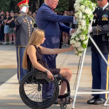 Trump lays a wreath in honor of those who were killed during the Abbey Gate bombing