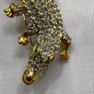 18KGP Crystal Brooch (2.5”). Made with Swarovski Crystal. Alligator. Crocodile