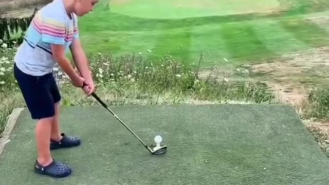 Hitting a hole-in-one at 4yrs old 👏🤩 #golf (Via @golfswingtraining)