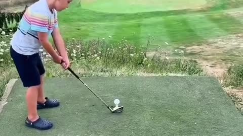 Hitting a hole-in-one at 4yrs old 👏🤩 #golf (Via @golfswingtraining)