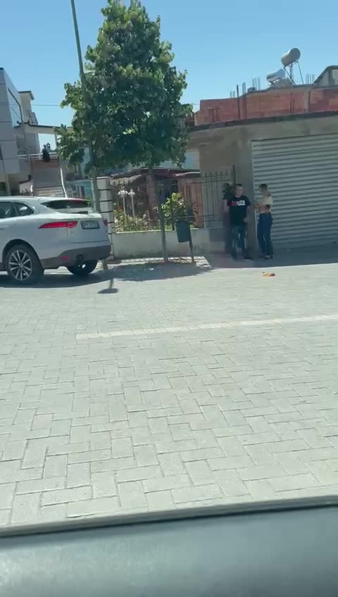 Kercenohet grupi i xhirimit te SYRI TV ne Rrogozhine