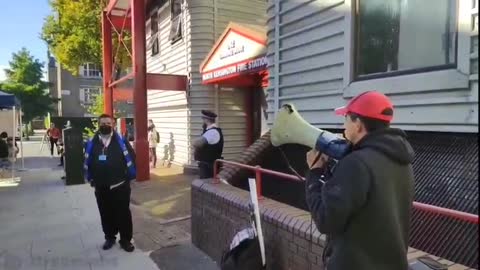 Mand falder om, efter at havde modtaget vaccinen