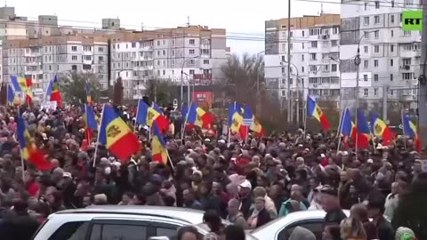 Rallies in Moldova: A crowd of protesters in Chisinau is moving towards