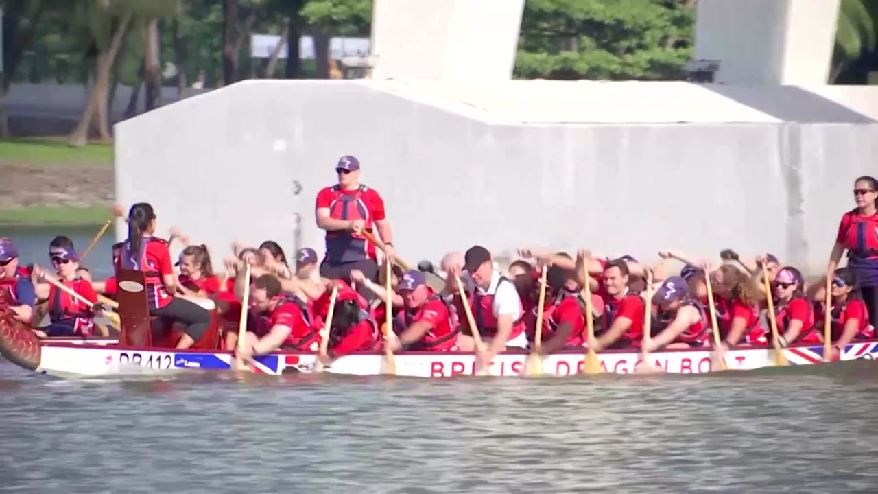 Prince William races on dragon boat in Singapore