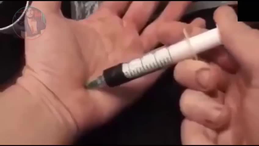 Διαδικασία....μπολιασμου των διασήμων των πολιτικών μπροστά στις κάμερες....