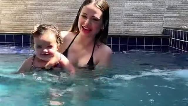 Primeira vez da nossa Melissa na piscina!