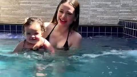 Primeira vez da nossa Melissa na piscina!