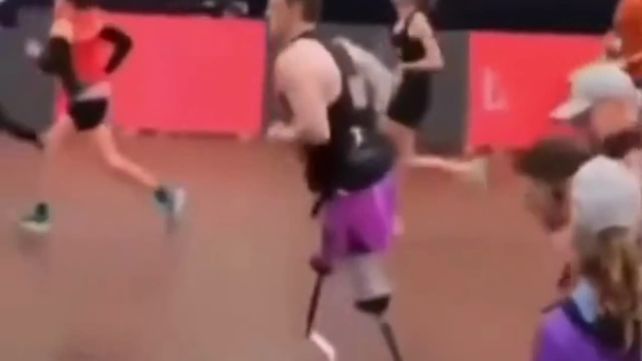 A runner with prosthetic legs stops to help! ❤️🏃