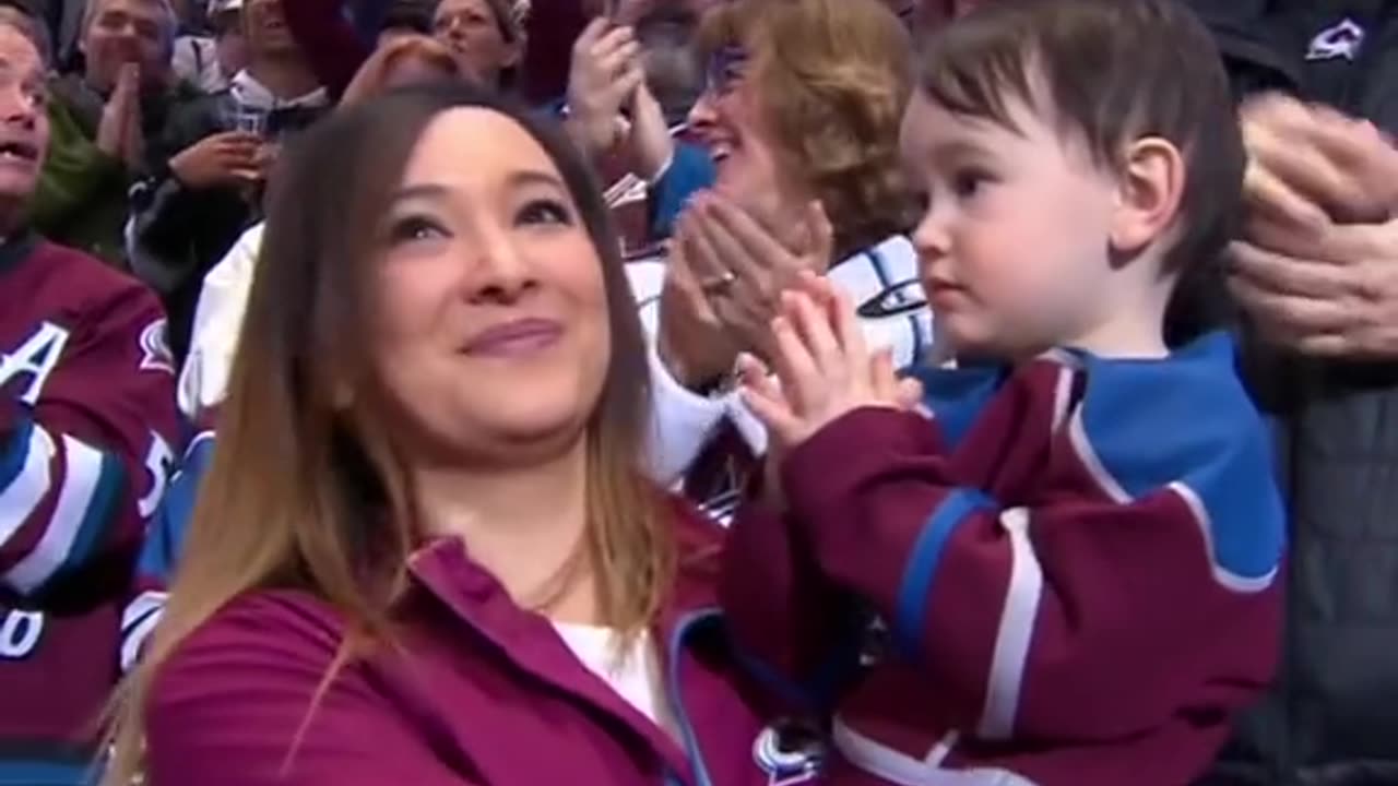 Army sergeant returns to surprise his wife at Avalanche game