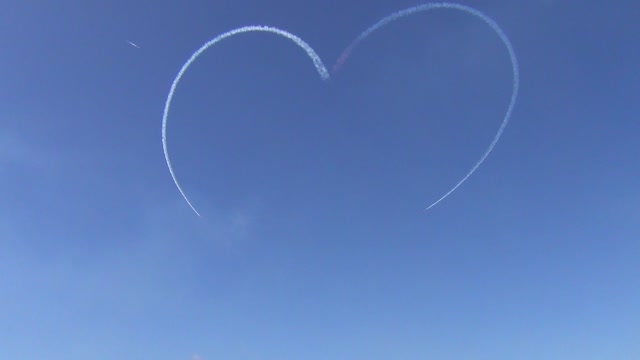 Aeroplanes makes a heart