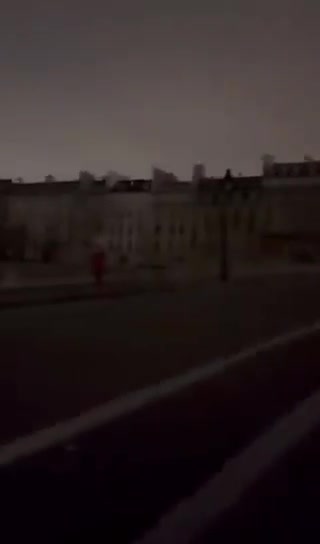 ❌ Parigi non ha elettricità, né internet..