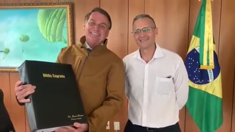 A BÍBLIA QUE O BOLSONARO GANHOU DE PRESENTE