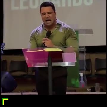 Pastor ‘Eduardo Costa’ quebra vidro de púlpito ao dar soco durante citação sobre Virgínia