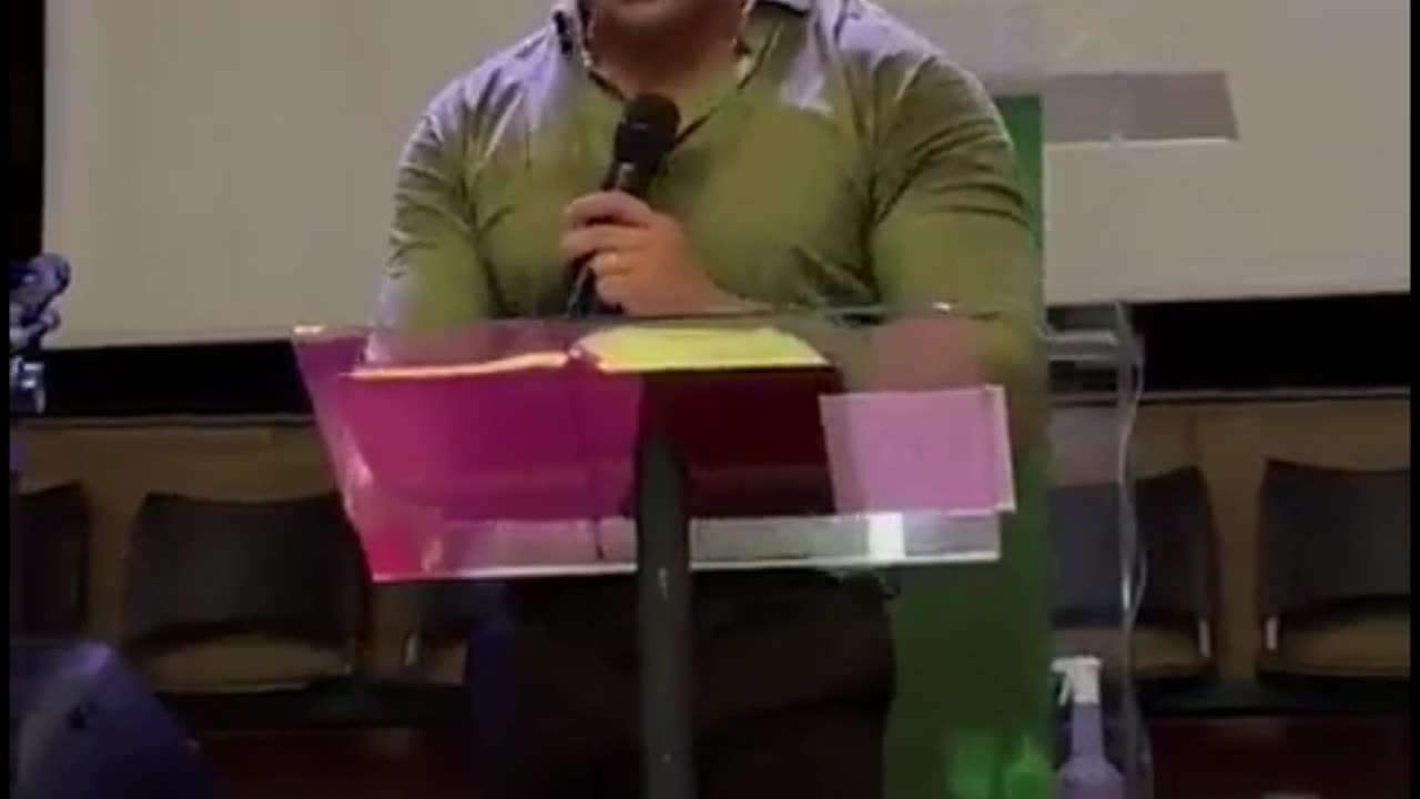 Pastor ‘Eduardo Costa’ quebra vidro de púlpito ao dar soco durante citação sobre Virgínia