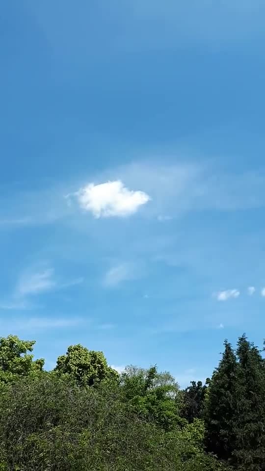 Himmel in Berlin am 15. Juni 2022 so 12:45 Uhr