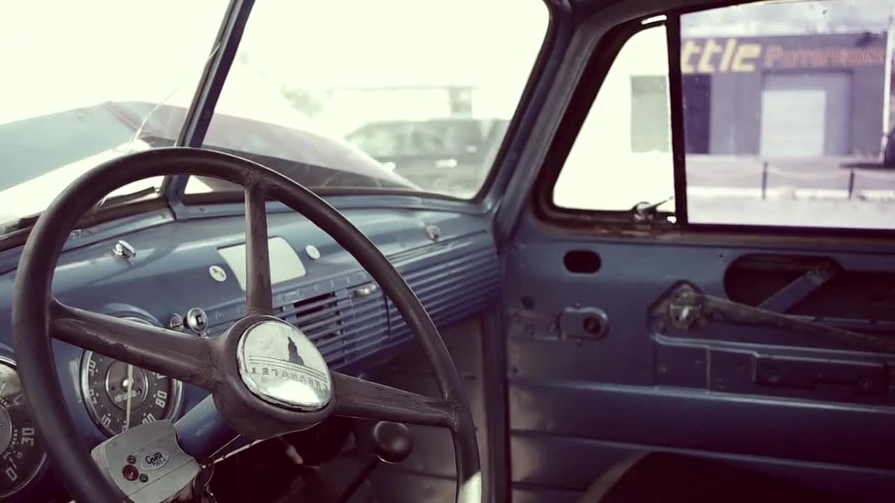 For those of you who like vintage cars, let's take a look at this one.