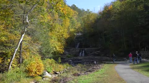 New England Fall Colors Road Trip_ Kancamagus Highway, Stowe, Sleepy Hollow (00h06m29s-00h08m38s)