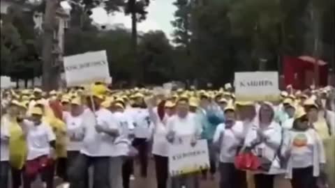 Break the record! Russia holds the world's largest square dance for the elderly.