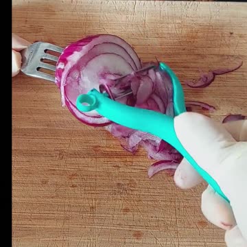 Onion Hacks : A fork + a strong peeler = epic win ! #shorts #kitchenhacks #vegetablepeeler #onion