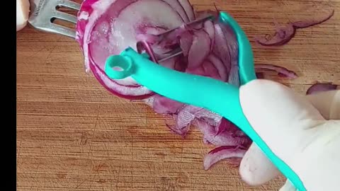 Onion Hacks : A fork + a strong peeler = epic win ! #shorts #kitchenhacks #vegetablepeeler #onion