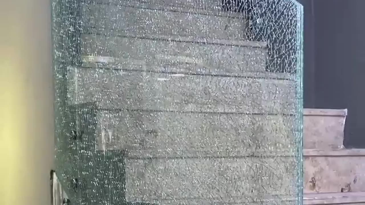 Cracked Tempered Glass Staircase Design🤩
