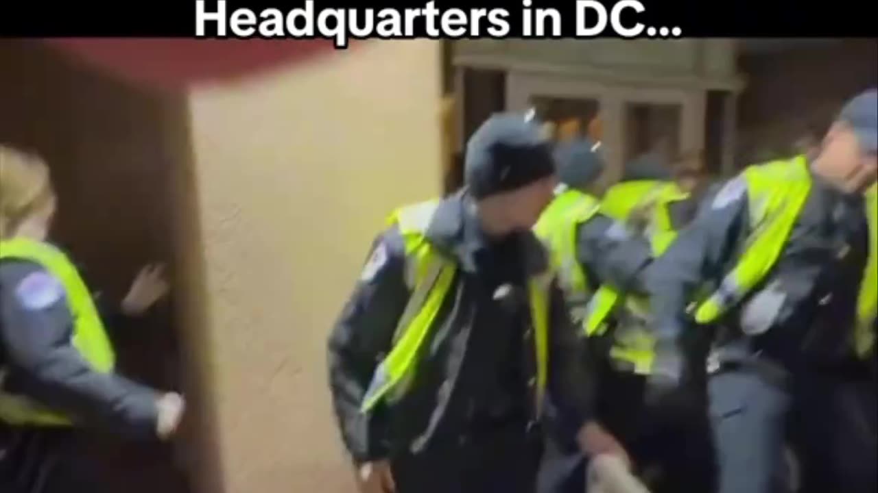 Police try to stop PRO-PALESTINE PROTESTERS from starming the DNC headquarters in DC