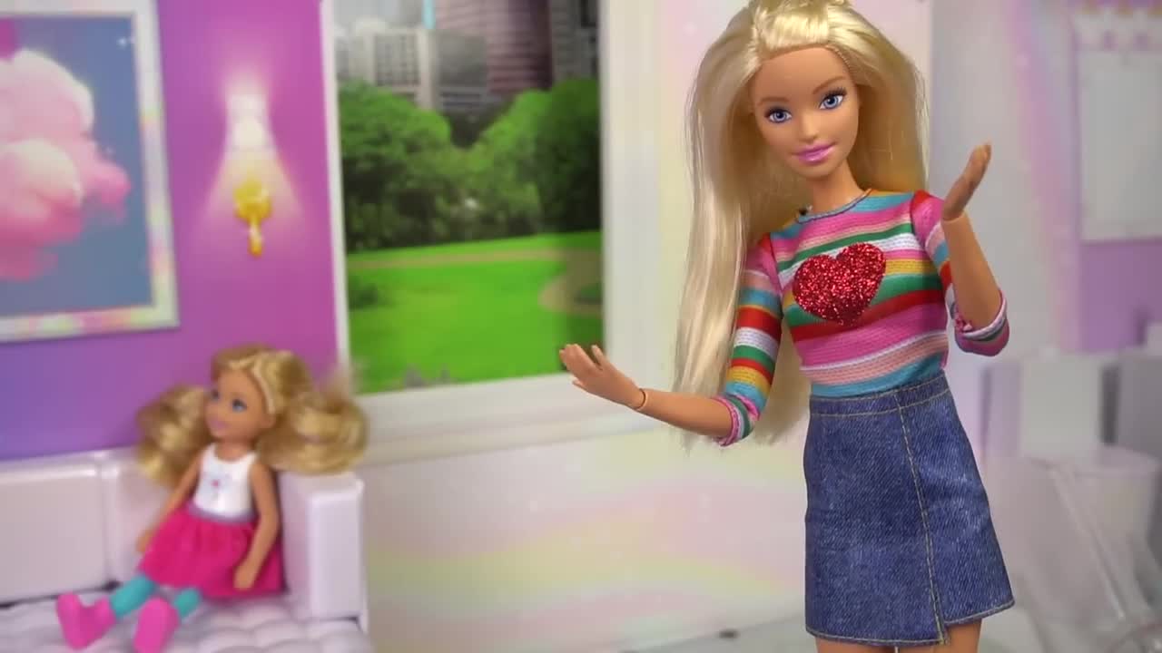Barbie Doll Family Unpacking & Moving to a New York City-7