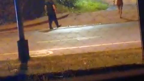 VIDEO mujer POSEIDA en BRASIL con policia rodeandola