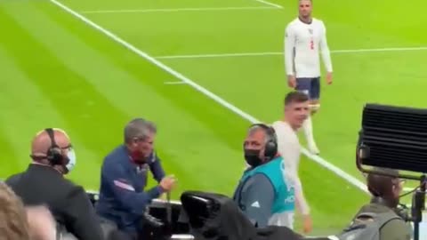 Mason Mount gave his shirt to a fan 👏 What a moment, she was so happy 🙌 🎥