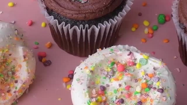 Make sprinkles out of candy with this cupcake hack 🧁