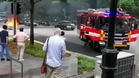 Burning Mercedes seen at junction outside Lau Pa Sat。