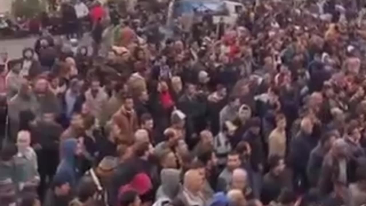 ►🚨▶◾️🇮🇱⚔️🇵🇸 waiting for the UN distribution centre to give them their flour to make bread