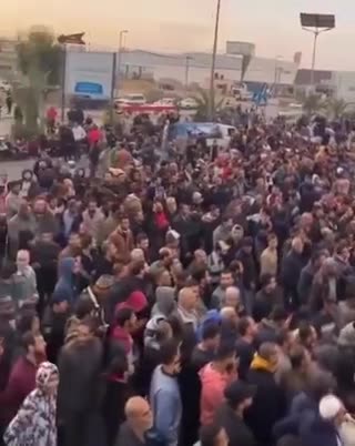 ►🚨▶◾️🇮🇱⚔️🇵🇸 waiting for the UN distribution centre to give them their flour to make bread