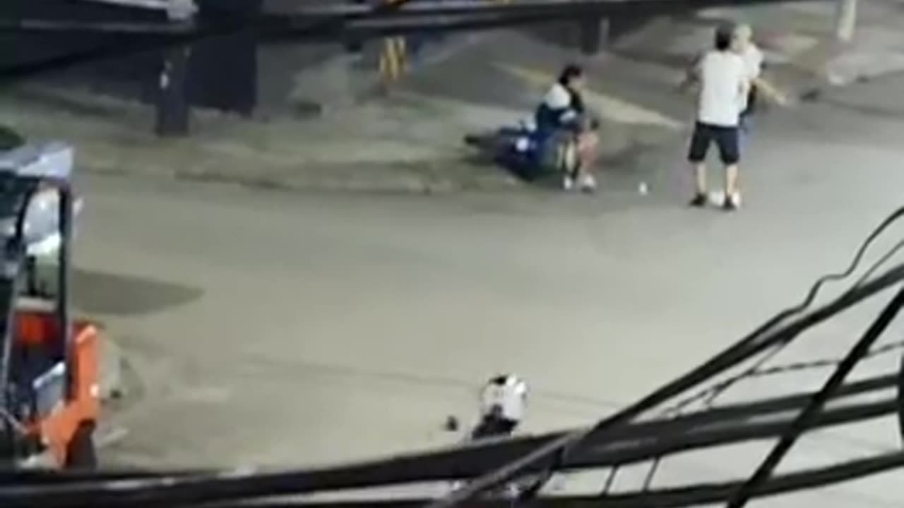 Agresión de una mujer queda registrada en cámaras