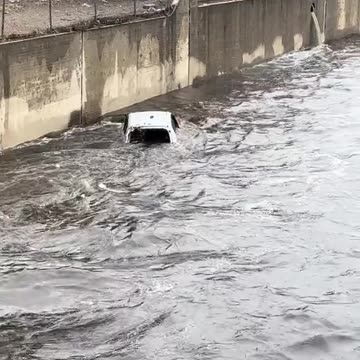 Hurricane Hilary - Flood waters washing vehicles away in Compton, California 👀