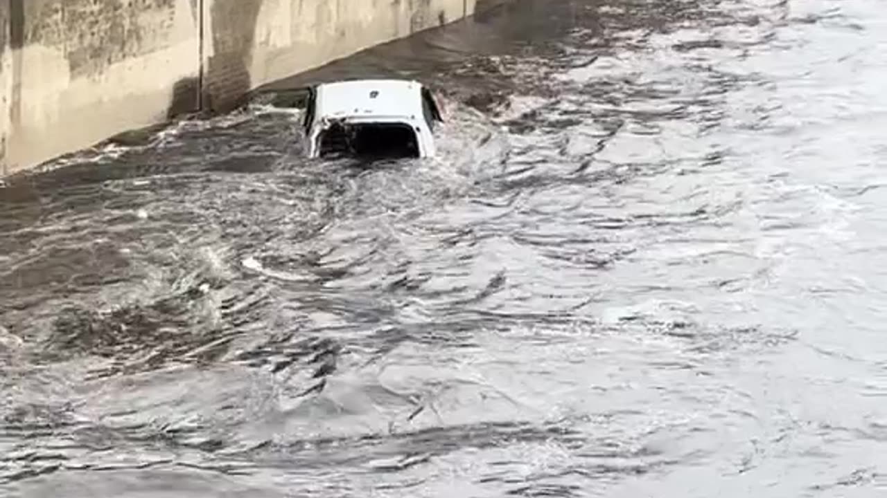 Hurricane Hilary - Flood waters washing vehicles away in Compton, California 👀