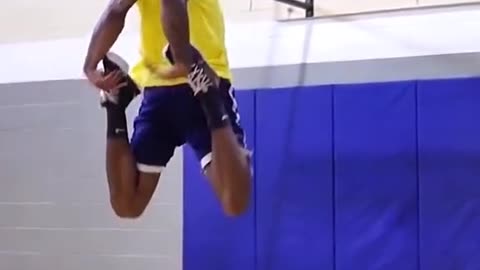 A spectacular dunk!!