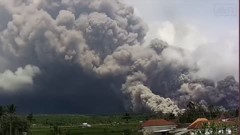 Dec 4_ Dramatic Timelapse of Eruption at Semeru Volcano