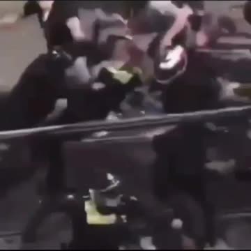 호주 시위에 나타난 히어로