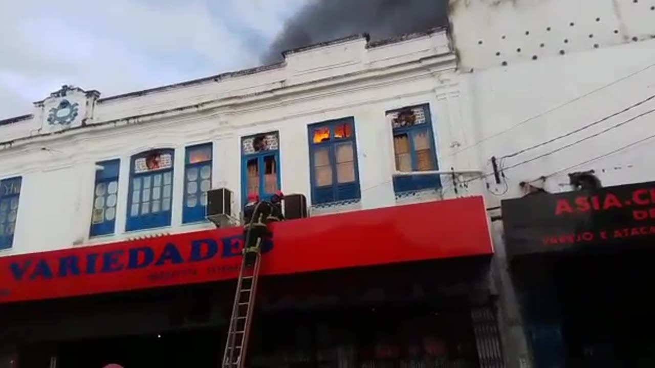 Loja pega fogo no centro comercial