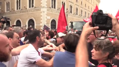 Tensión entre la policía y exbeneficiarios de la renta ciudadana en una protesta en Roma