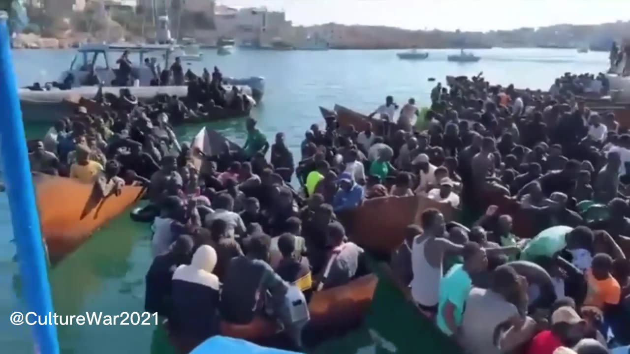 🤯 Incredible scenes at #Lampedusa, 🇮🇹 Italy The #GreatReplacement in all its glory