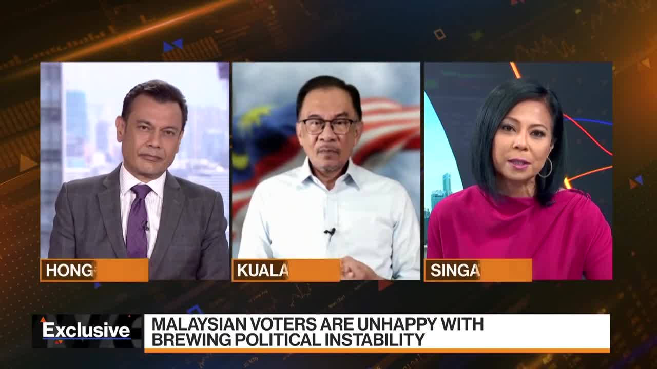 Anwar Ibrahim Confident of Simple Majority in Malaysia Polls
