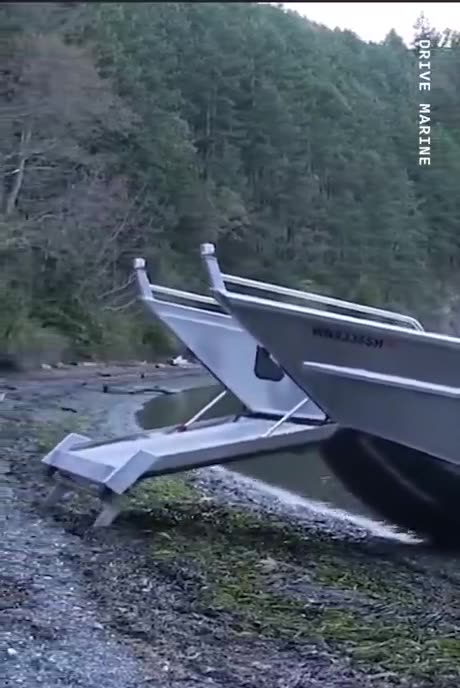 The boat comes alone to land