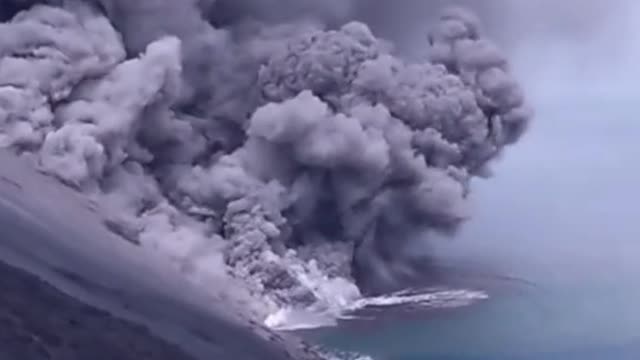 Italy's Strombolivolcano erupts,What a shocking sight!