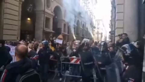 Draghi ricevuto con tutti gli onori a Torino, al grido di: "Vaffanculo!!!"😆