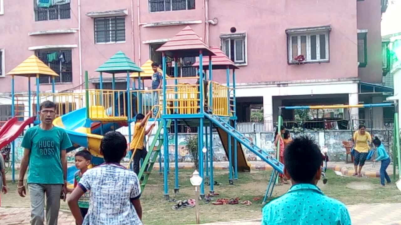 Play children in park