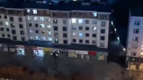 Pássaros voam em círculo