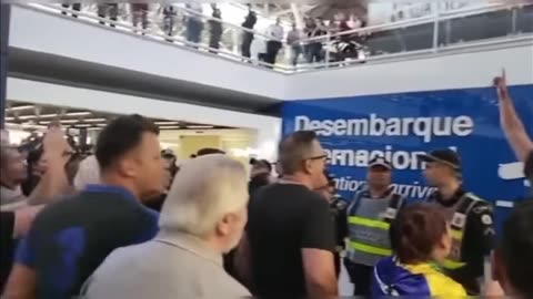 BOLSONARO VOLTOU! Aeroporto lota e a imprensa surta! By OILUIZ
