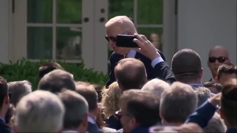 «Τα παιδιά κάτω των 15 ελάτε εδώ»! Νέος σάλος με Μπάιντεν